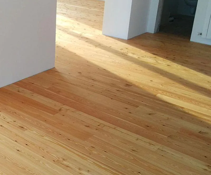 deska podłogowa we wnętrzu domu